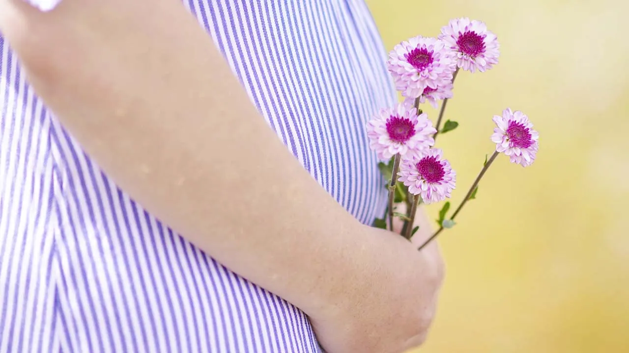 Traumreise für Schwangere auf einer Blumenwiese